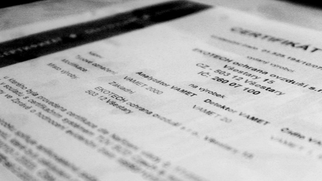 Detail certifikátu vydaného výrobci EKOTECH ochrana ovzduší s.r.o. na výrobky analyzátor VAMET 2000, detektor VAMET 20 a čidlo VAMET 1, černobílá makrofotografie.
